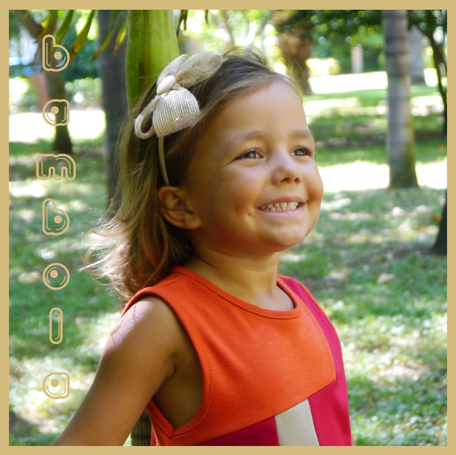 preciosa niña de 6 años  con Diadema Fina con Lazo Yute