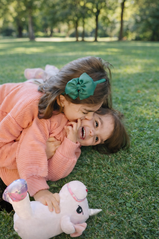 Diadema fina con lazo doble Julia | Accesorio artesanal para niña